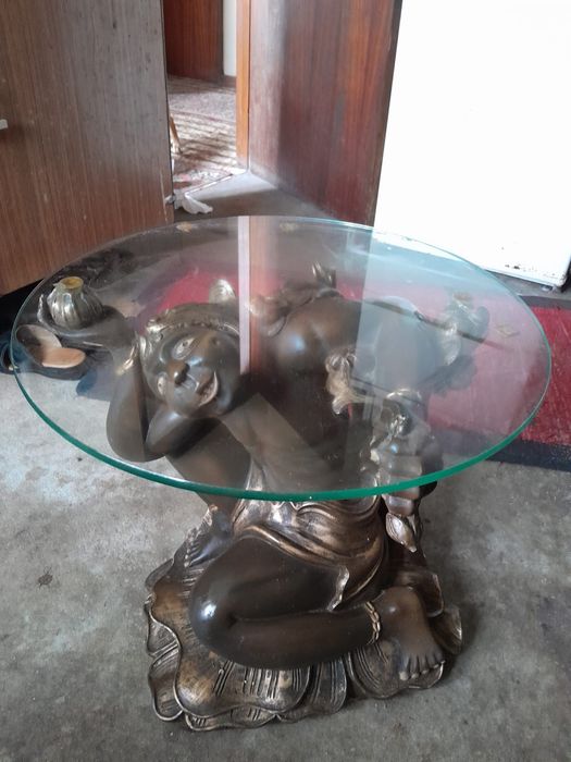 Mesa de vidra com um budha