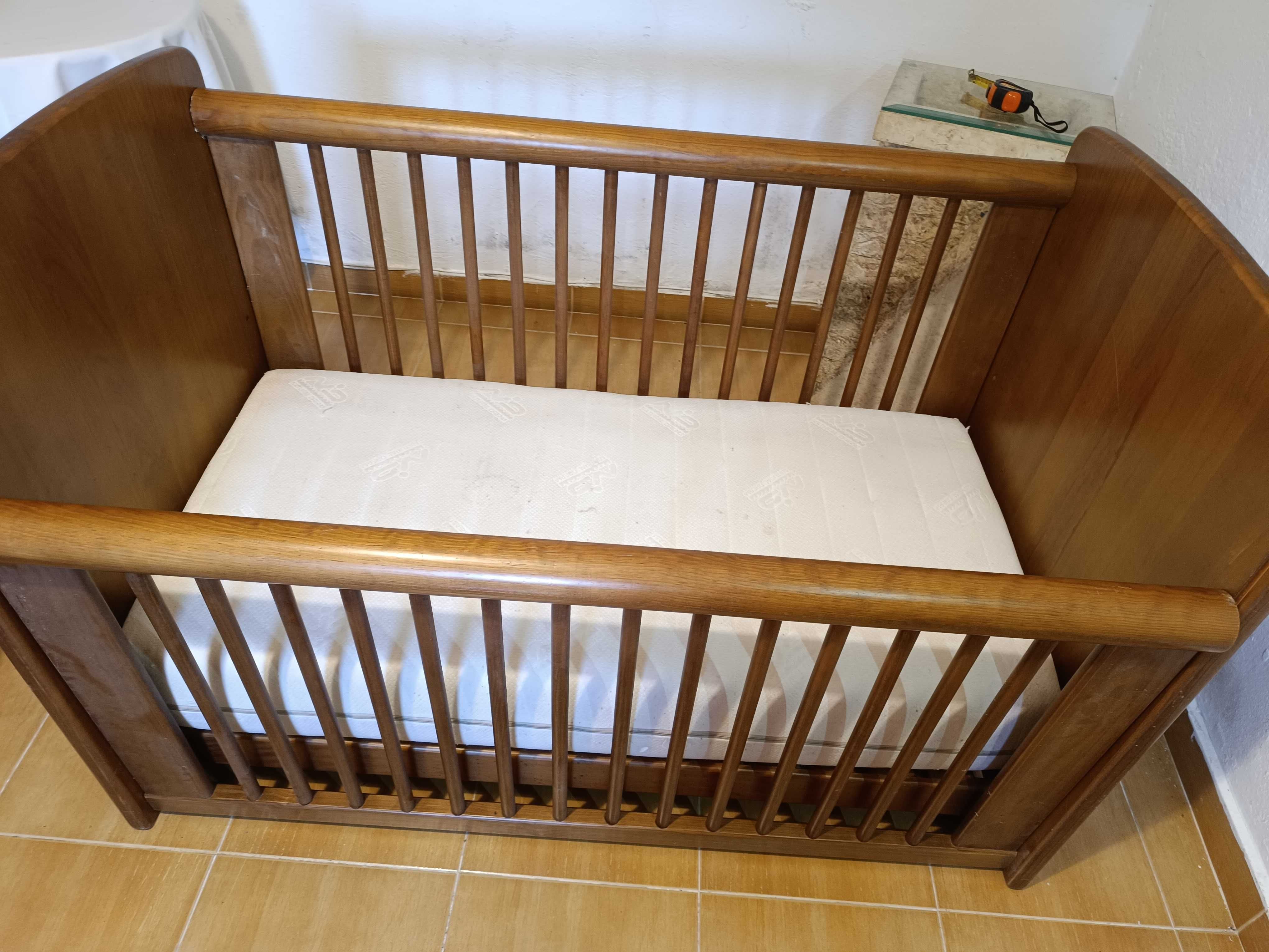 Berço de cerejeira com colchão ergonómico