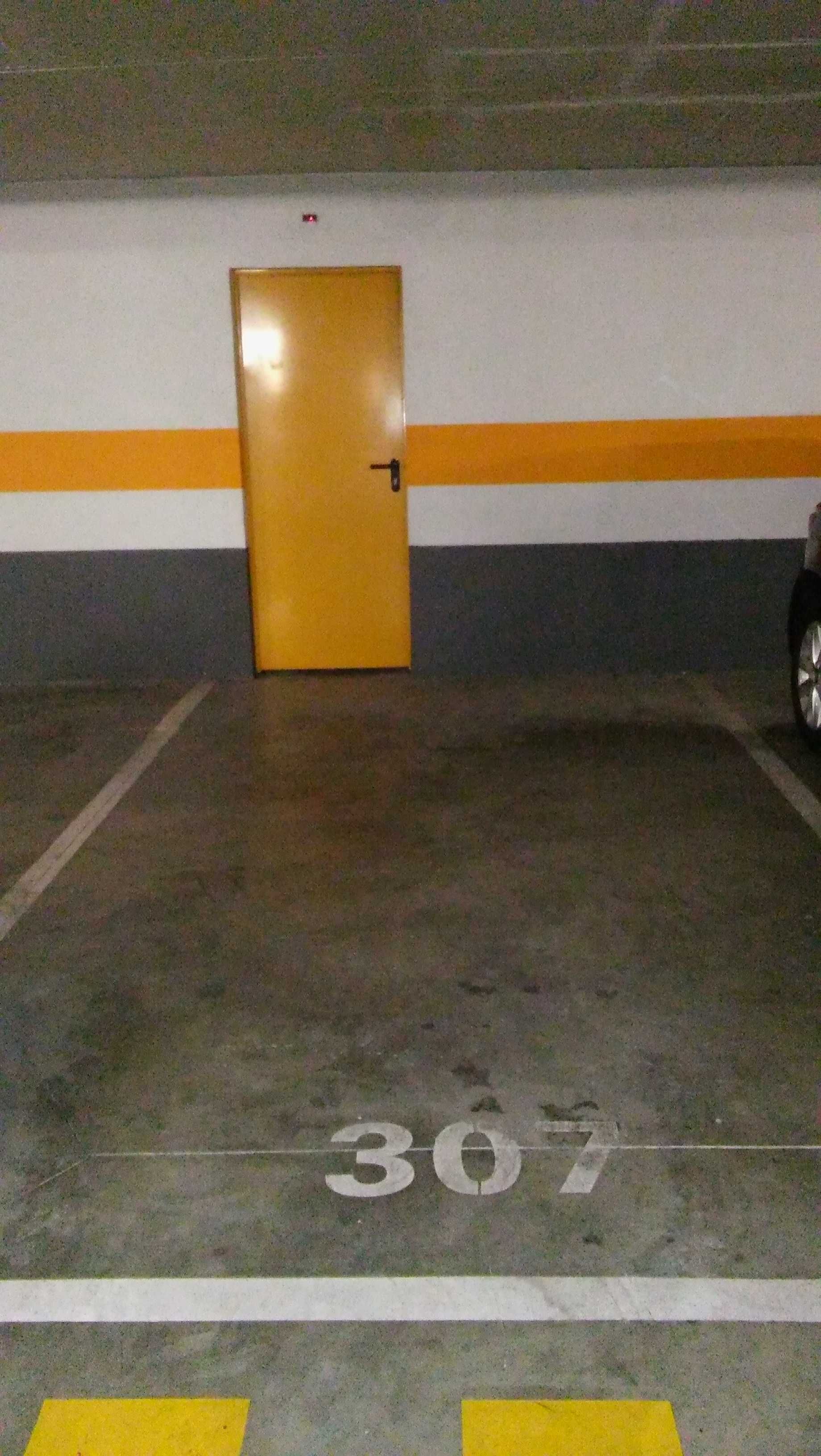 Arrecadação ampla + estacionamento – Olivais (Metro de Cabo Ruivo)