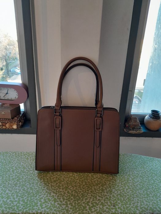 Vendo Mala de Senhora muito bonita como nova