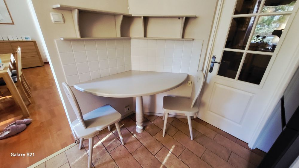 Krzesła, stół i szafki z drewna