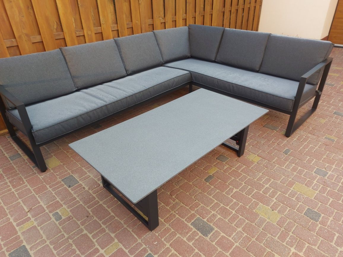 Dostępny zestaw Vonge narożnik plus sofa z stolikiem regulowanym.
