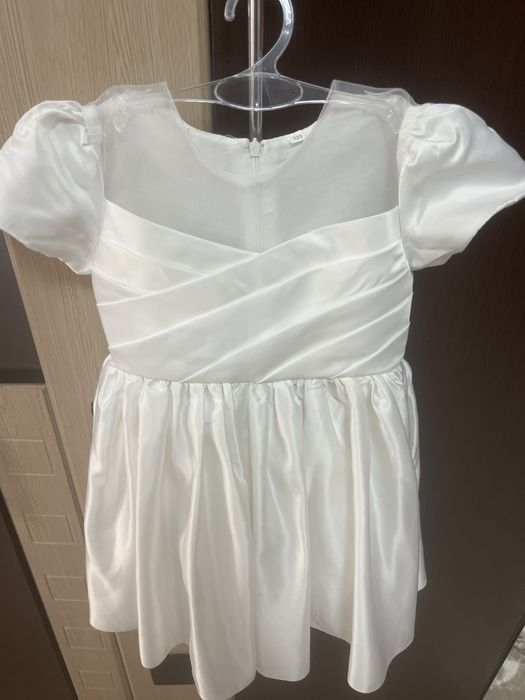 Біле атласне плаття