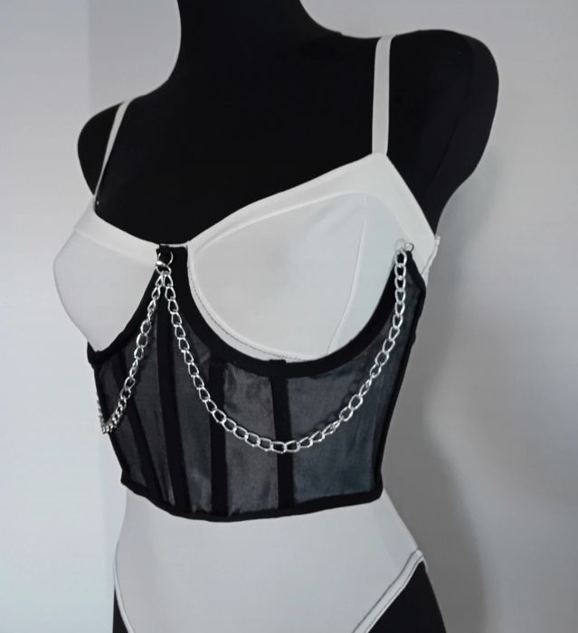 Seksowny gorset z łańcuszkami