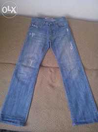 Męskie jeansy jasne z przetarciami modne