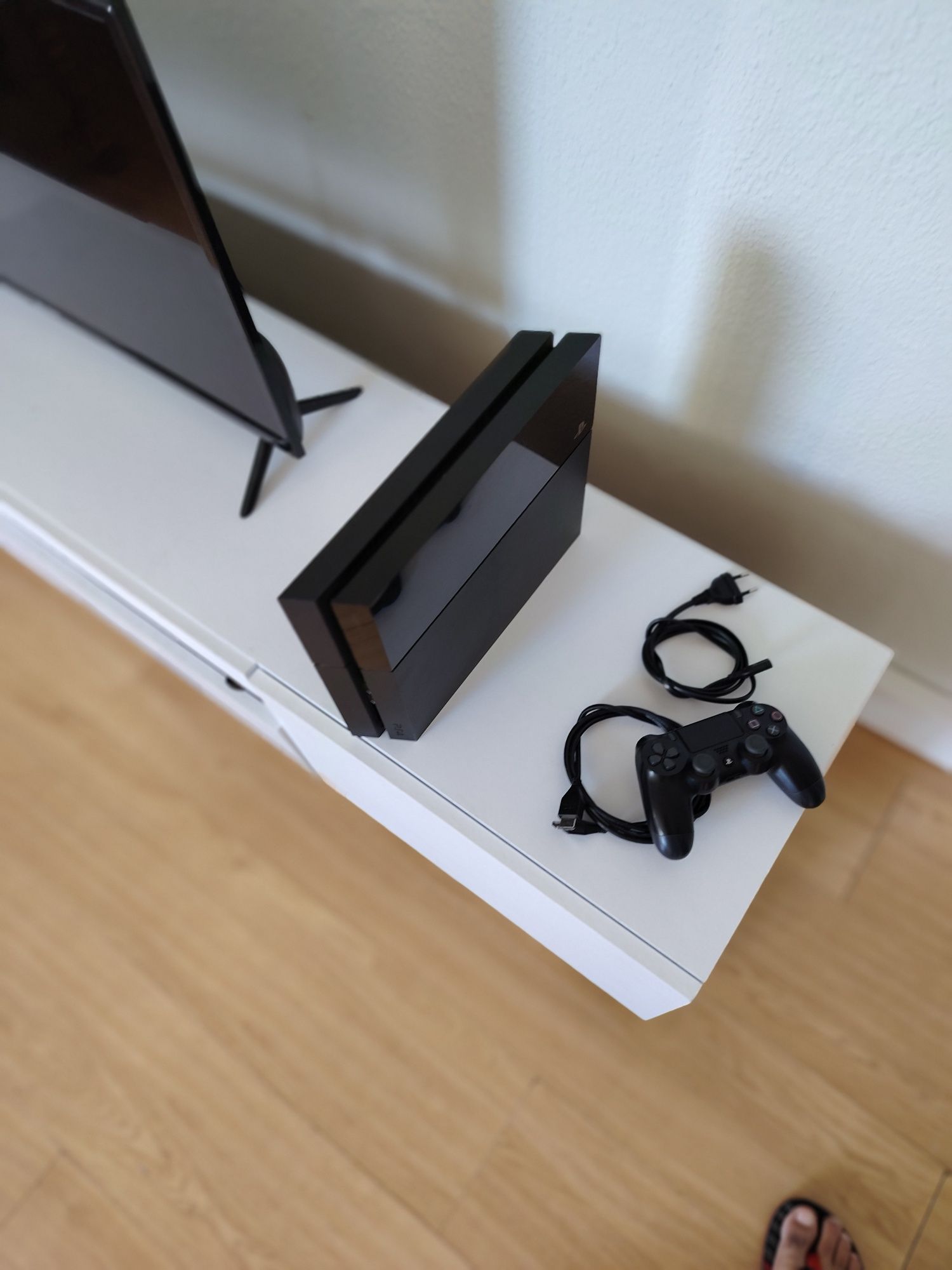 Ps4 com um comando, cabos e jogos baixados