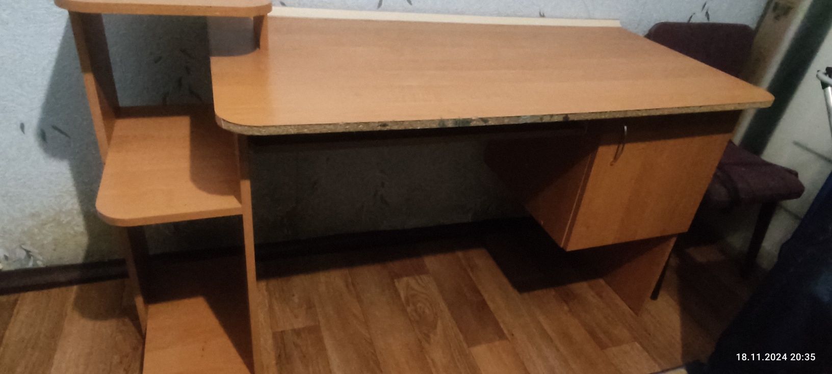 Продам письменный стол для школьника .