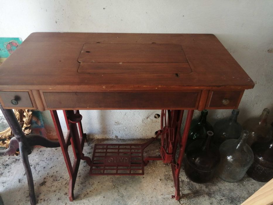 Pé com móvel antigo de maquina de costura  Oliva