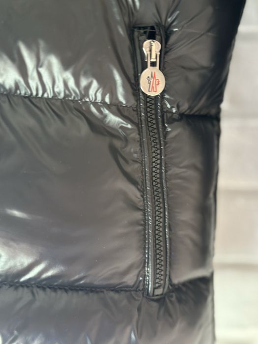Чорна чоловіча куртка. Пуховик від Moncler