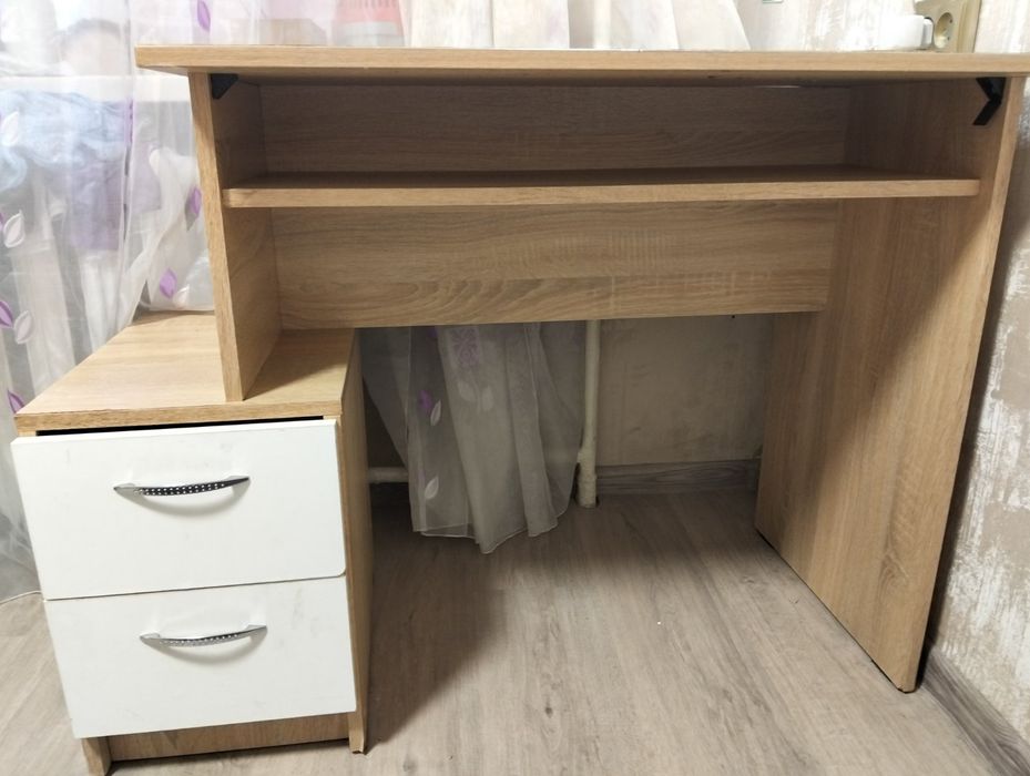 Стіл письмовий невеликий