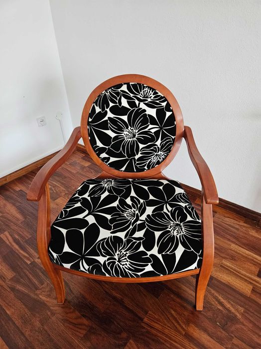 Poltronas em folha de cerejeira.