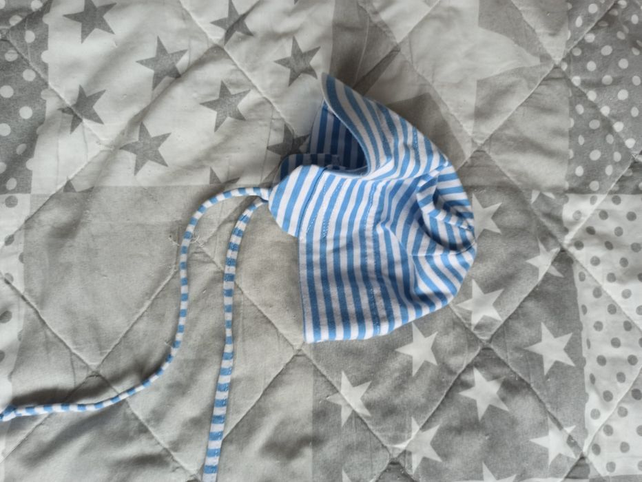 Czapeczka letnia wiązana z daszkiem obwód 48/49