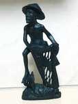 Escultura africana de um pescador em madeira exótica