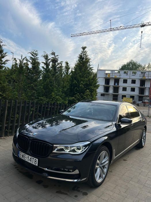 BMW 750 Li Xdrive lekko uszkodzony z tyłu
