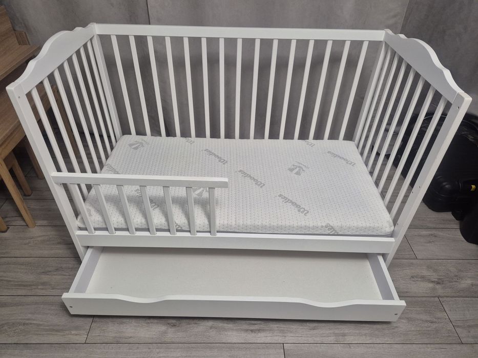 Łóżeczko z szufladą i materacem