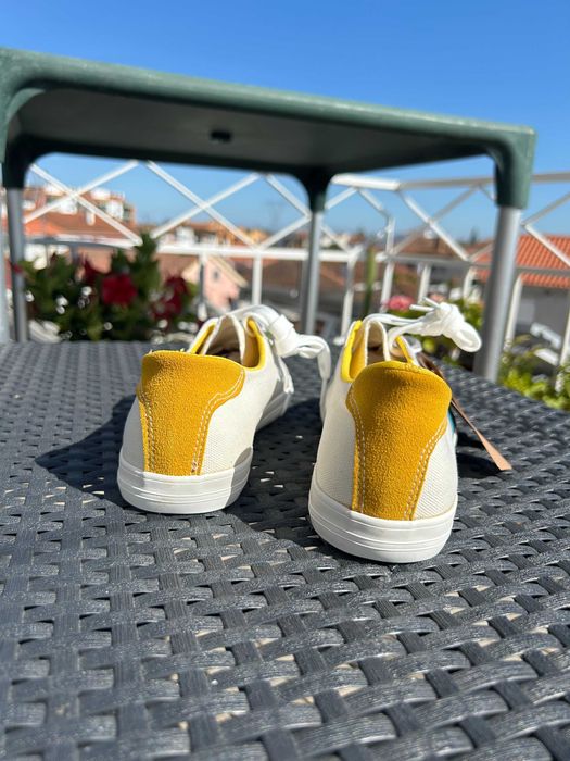 Tênis de Mulher com detalhes amarelos e azuis