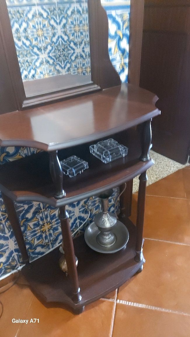 Móvel de entrada com espelho .