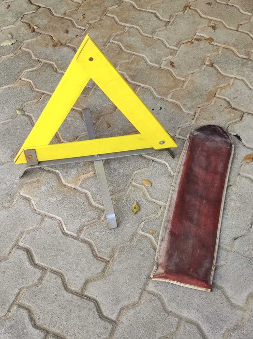 Triângulo antigo sinalização automóvel carro emergência (Arsacal)