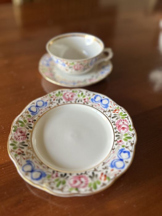 Chávena de chá com pires e prato de bolo e chávena de café com pires. da Vista Alegre, pintado à mão