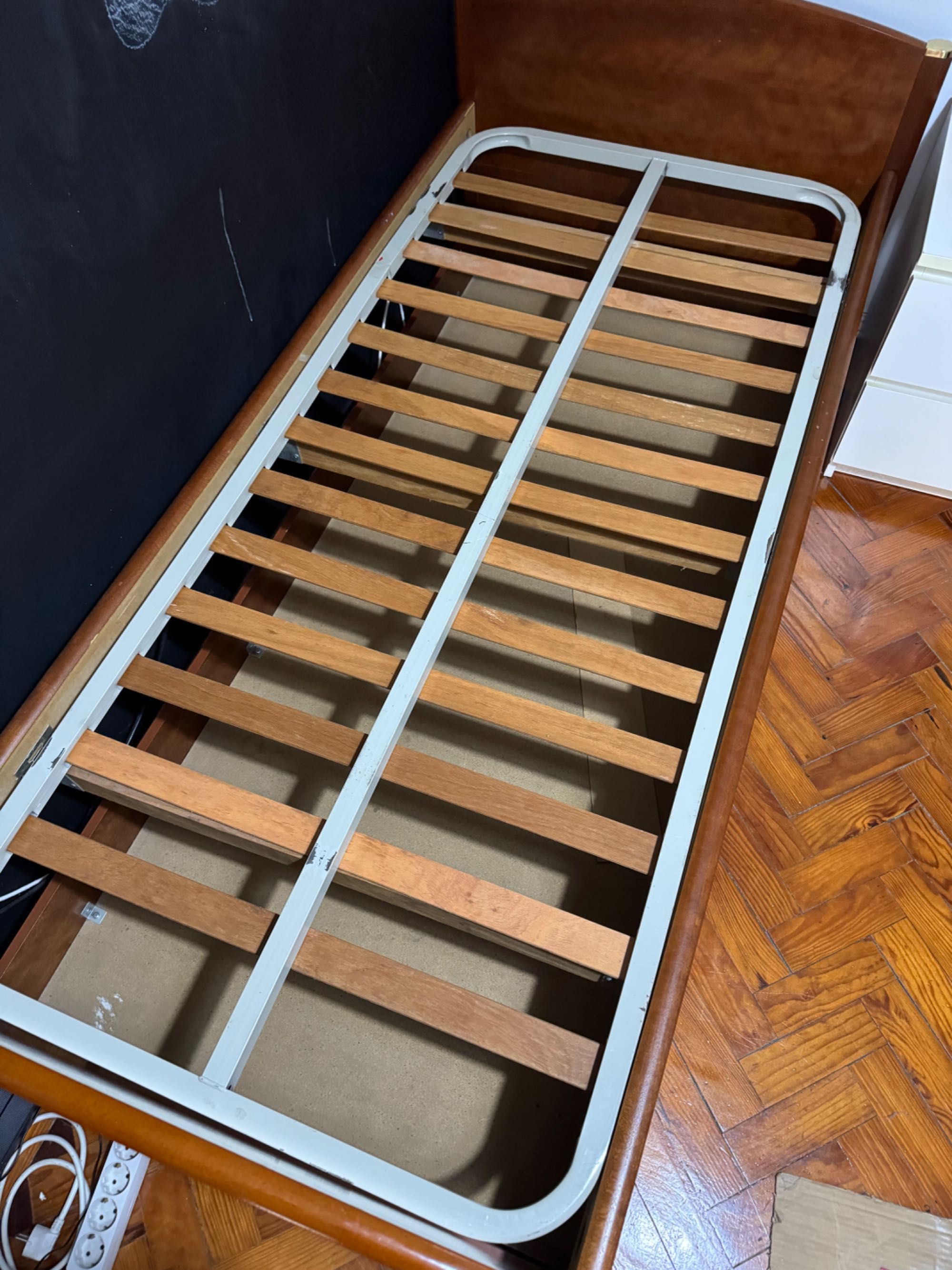 Cama com cama extra (tipo gaveta)