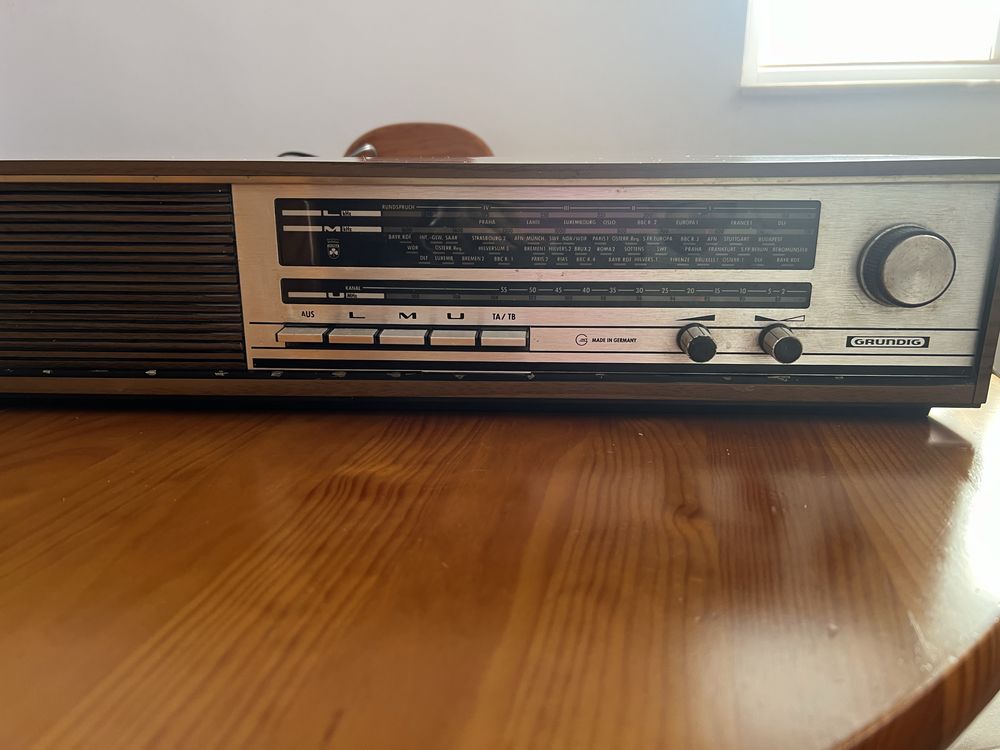 Radio antigo GRUNDIG