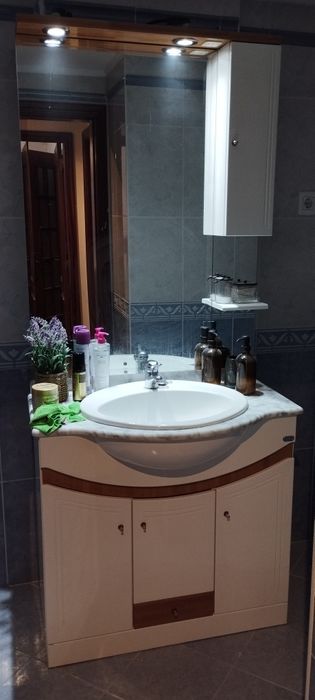 Móvel WC com espelho e iluminação