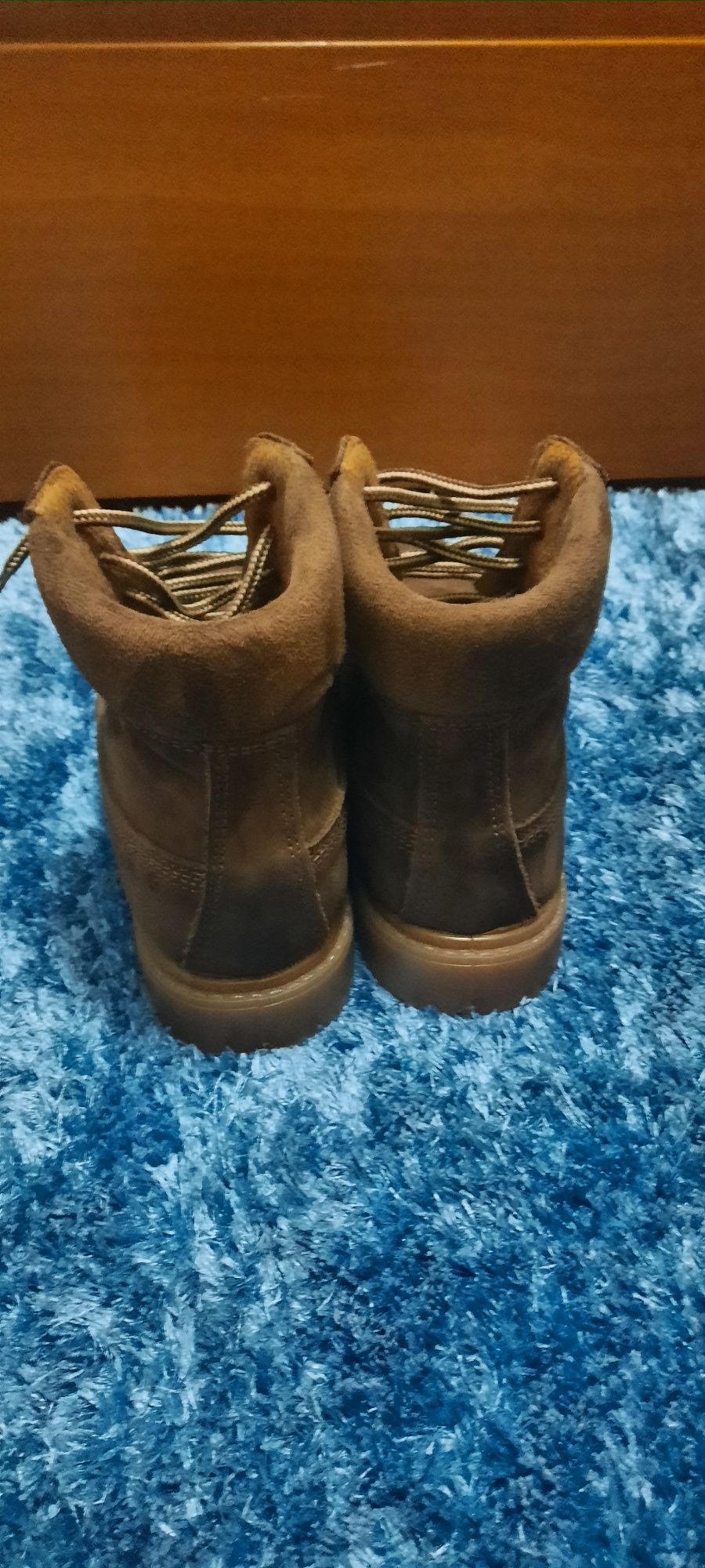 Bota castanha camurça com sola de borracha tam 36