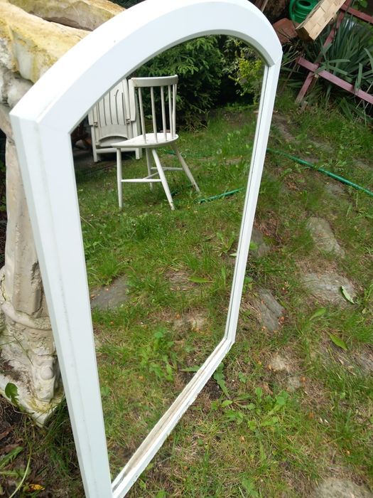 Lustro w drewnianej oprawie.