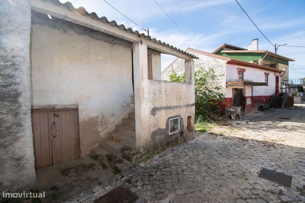 Moradia para Recuperação com Terreno — Cova do Ouro, Coimbra