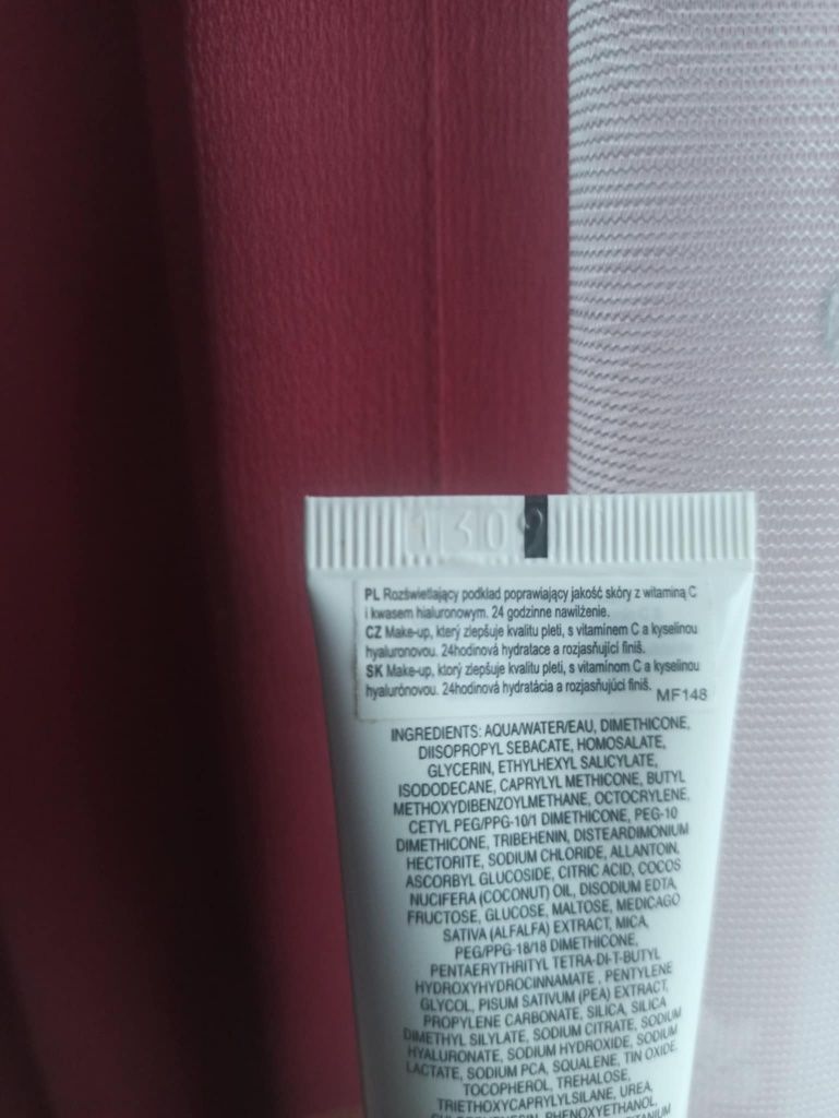 Max Factor Miracle Pure rozświetlający podkład wit C kwas hialuronowy