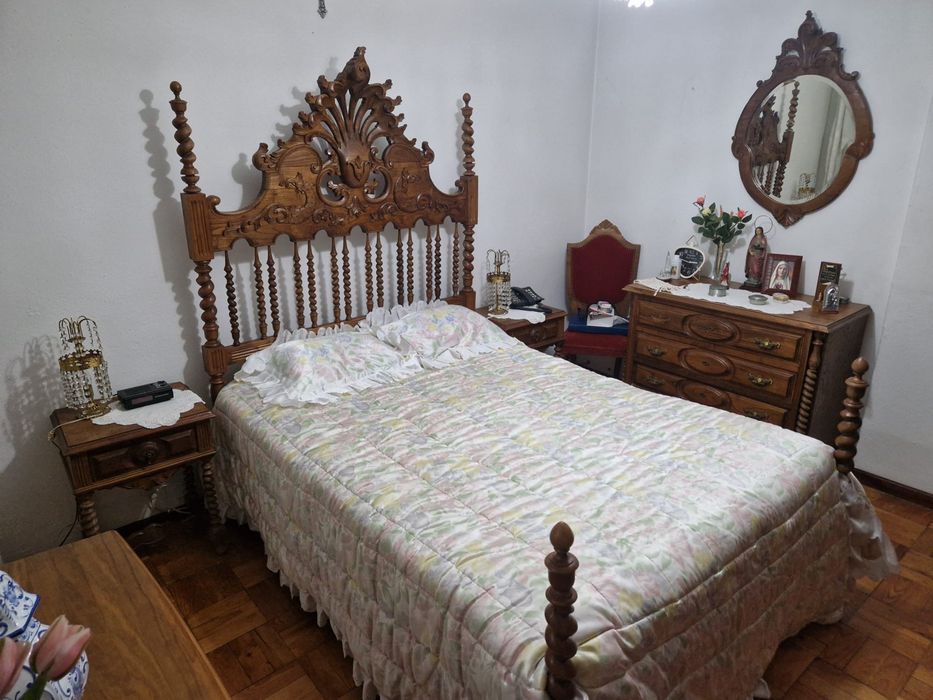 Cama em Madeira de Castanho