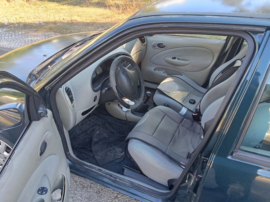 Está a venda este Ford fiesta