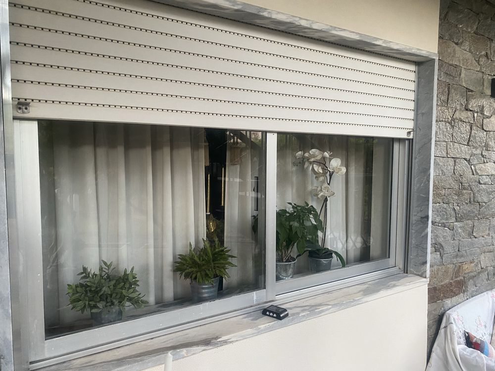 Janelas vidro  simples, portas de alumínio, ótimo estado, estores.