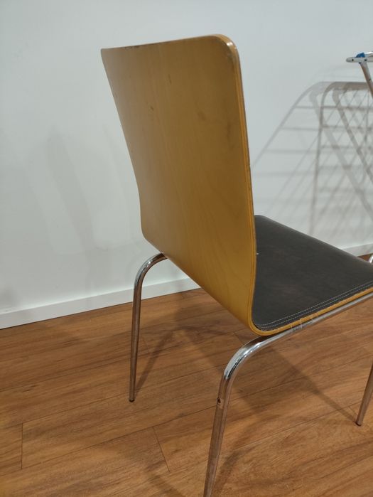 Cadeira em madeira, forrada a pele, pés em inox