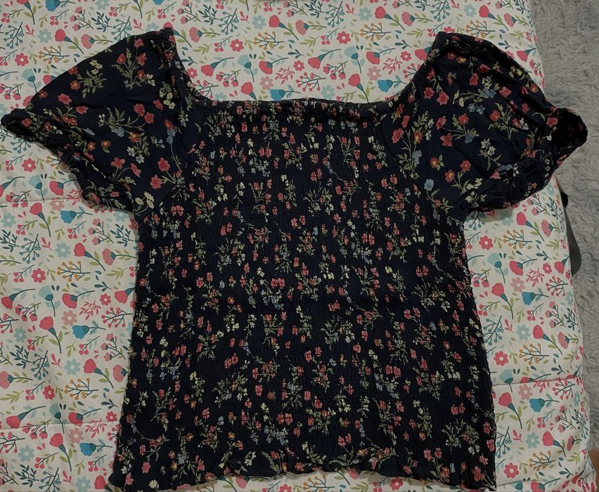 Top elástico preto com flores