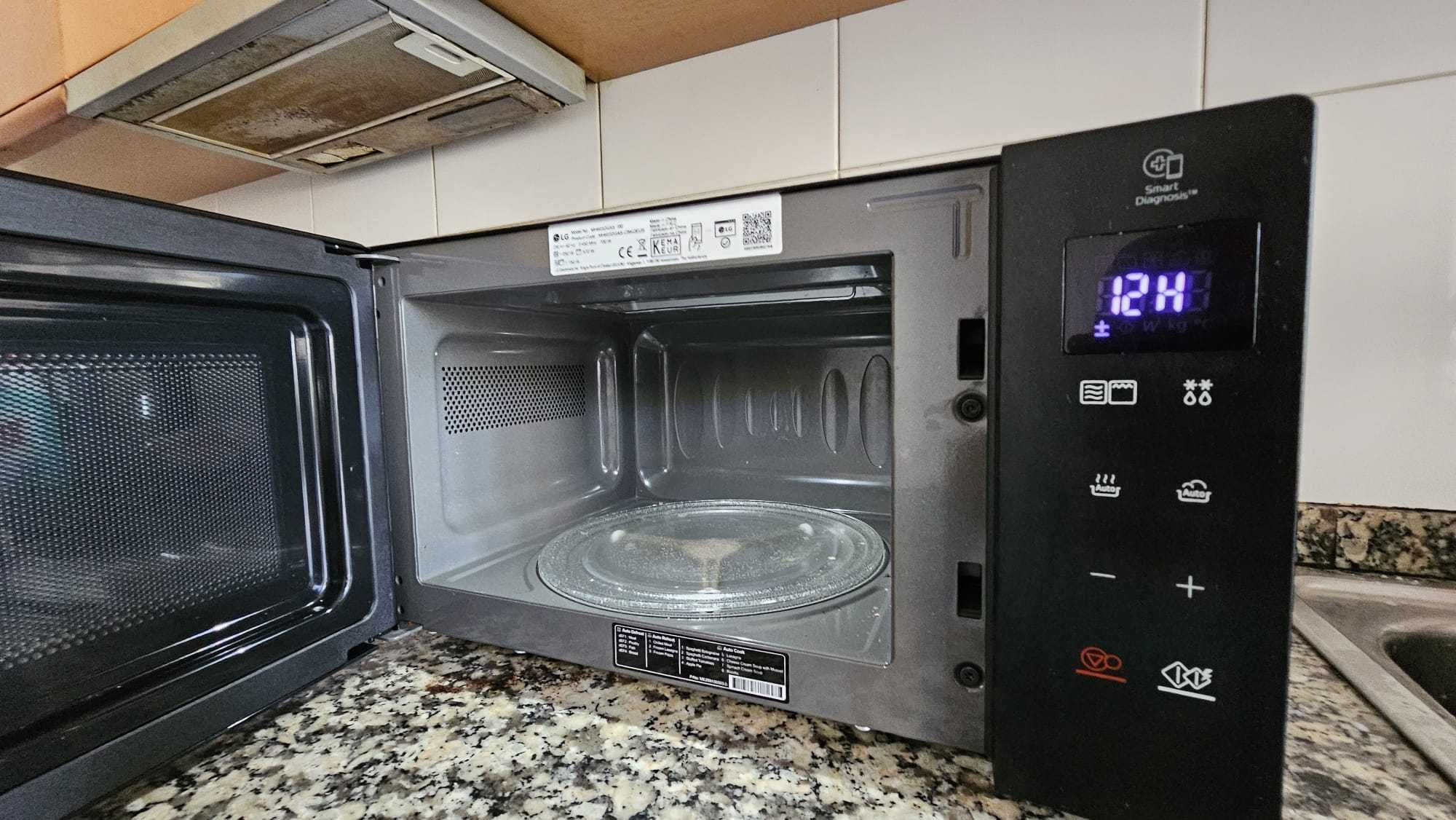 Microondas LG - 20 l e 700 W (praticamente novo)