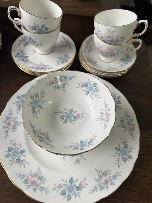 Англійський порцеляновий сервіз на 4 персони  Royal Vale