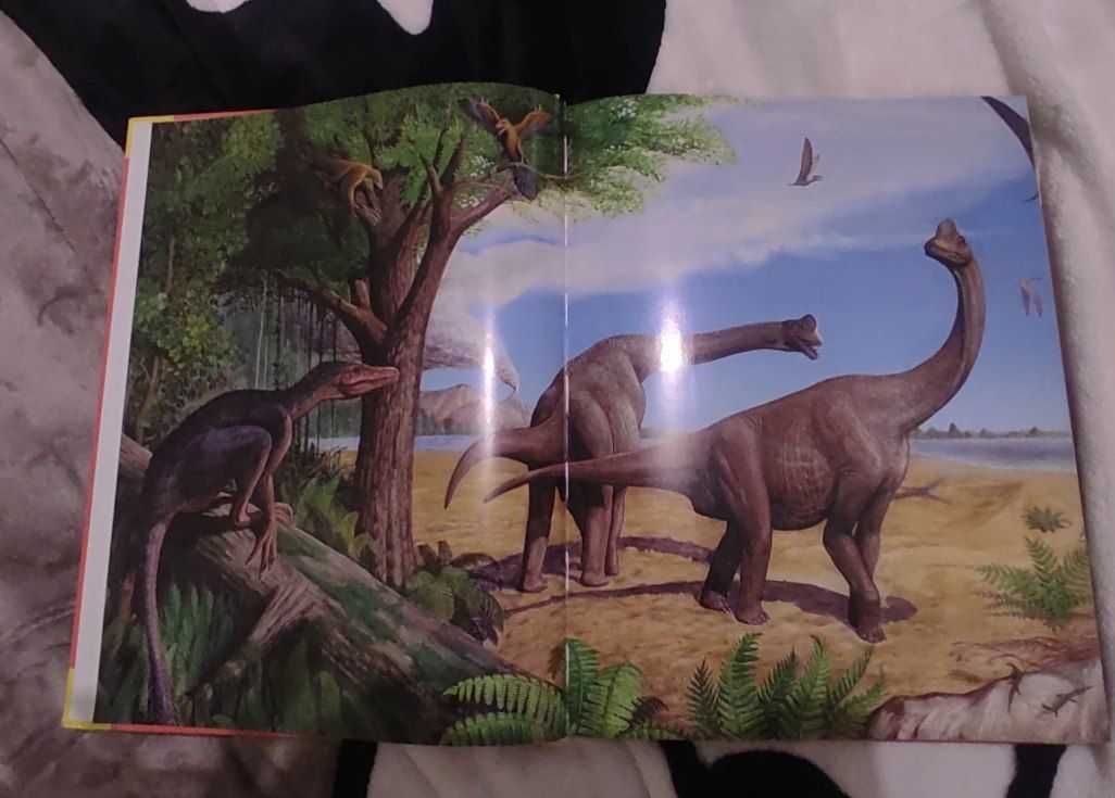 Великий ілюстрований атлас динозаврів.