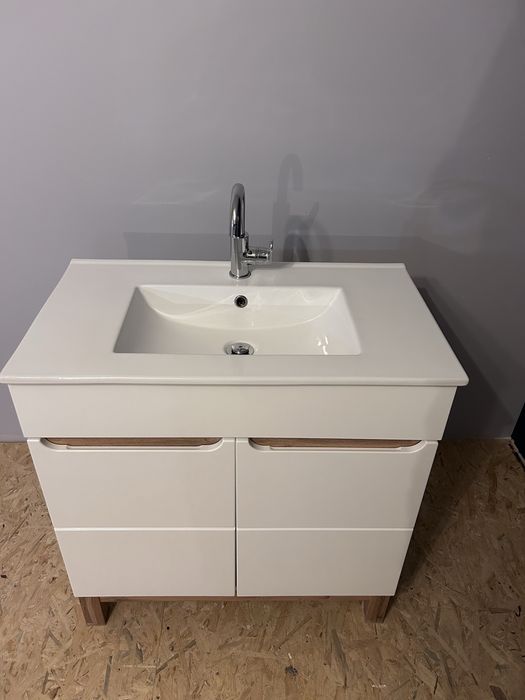 Szafka łazienkowa z umywalką i kranem