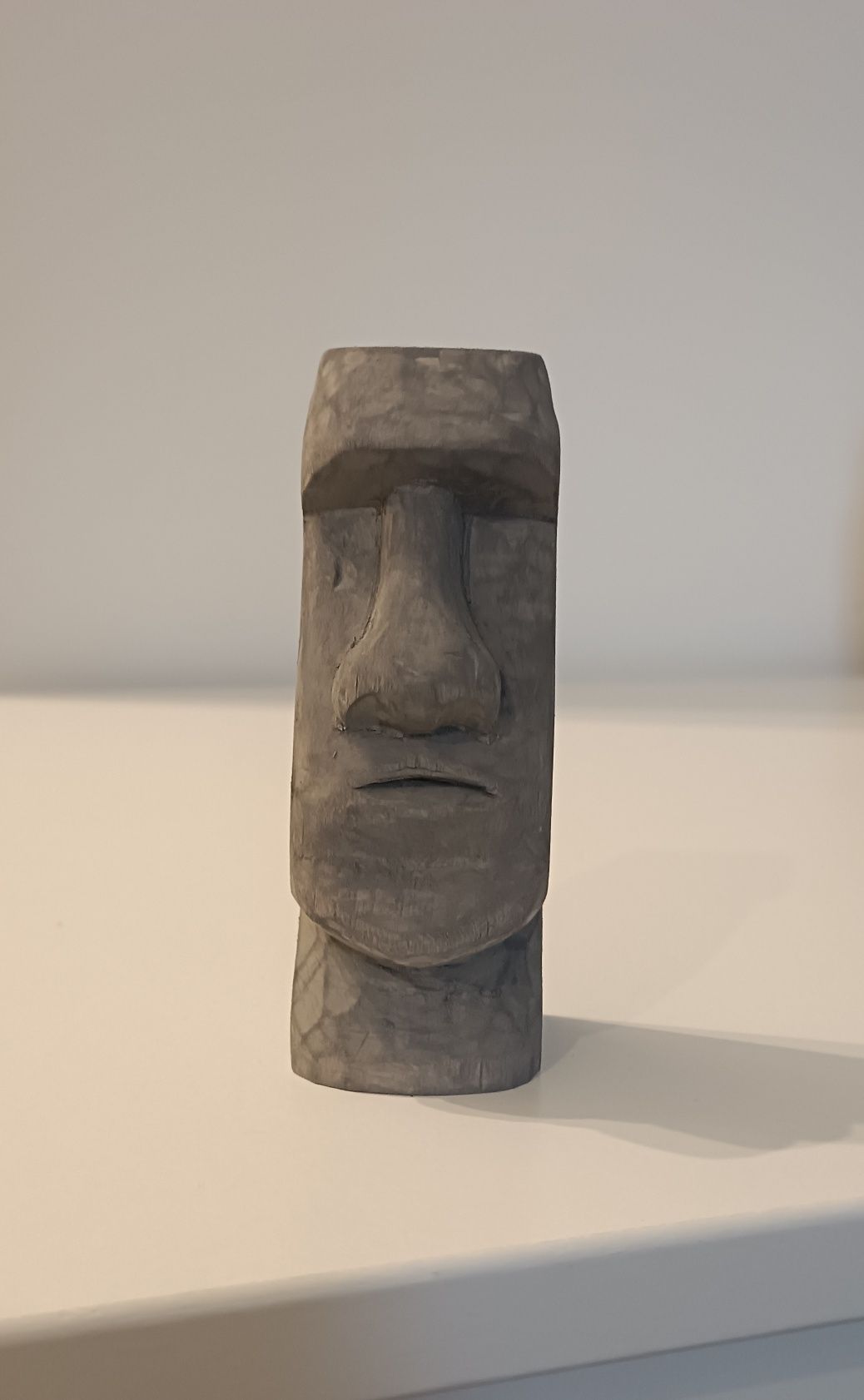 Moai. Rzeźba z Wyspy Wielkanocnej. Drewniana figurka