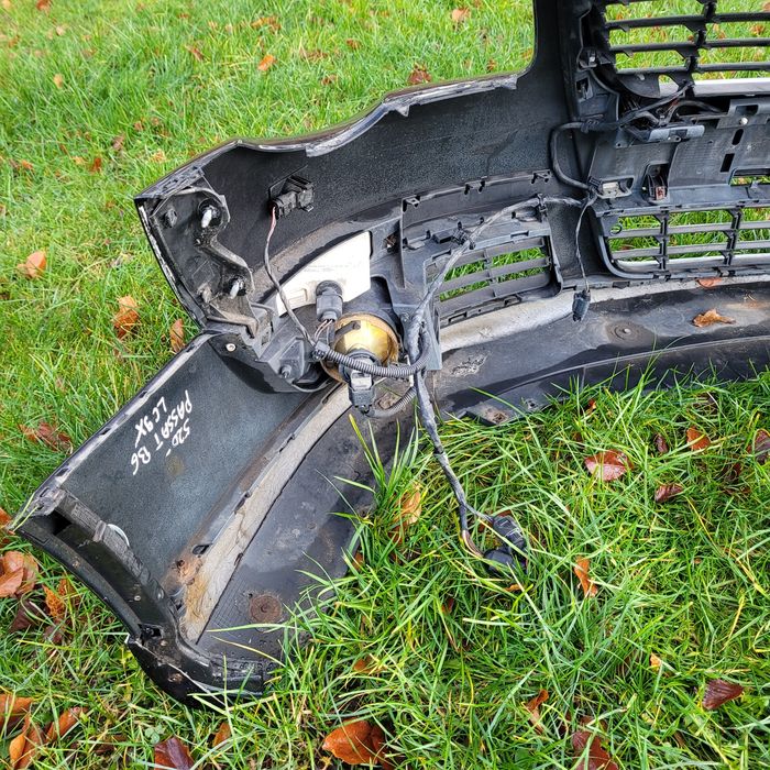 Zderzak przód z czujnikami parkowania vw vw passat b6 2008r LC9X