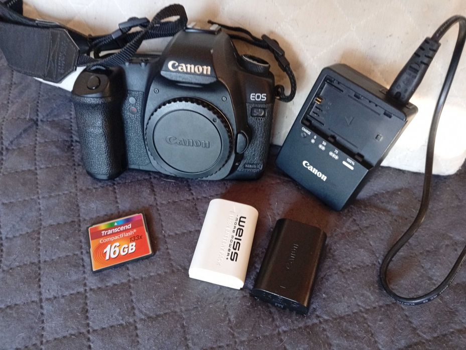 Canon 5D Mark II com 2 baterias e carregador original.