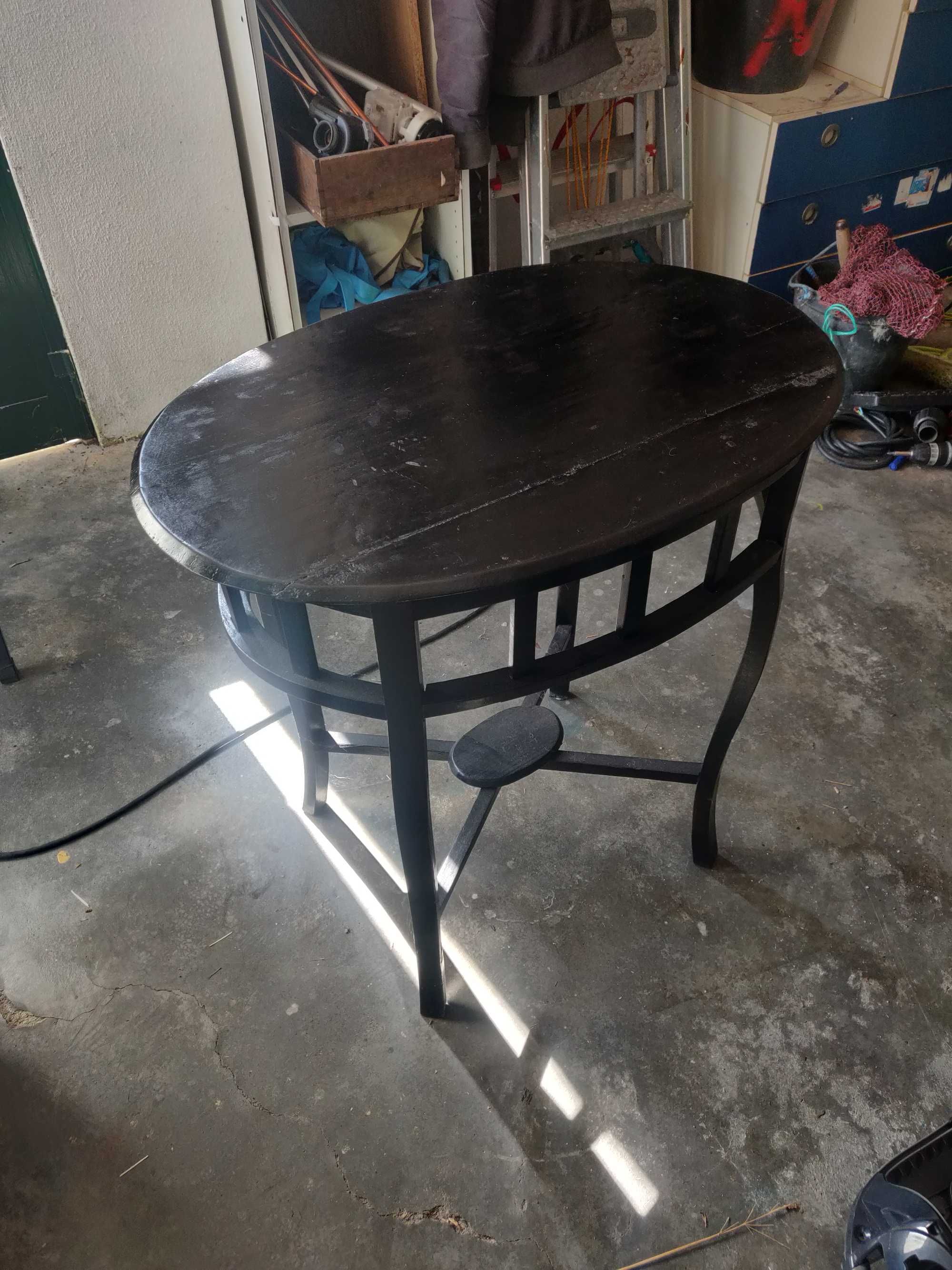 Mesa em madeira preta
