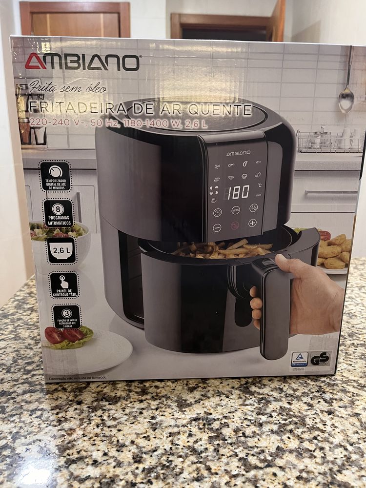 Airfryer usada, 2,6l cap., 8 programas, painel tatil