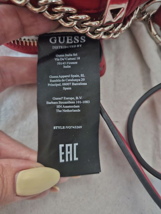 Czerwona torebka Guess model Shanina listonoszka