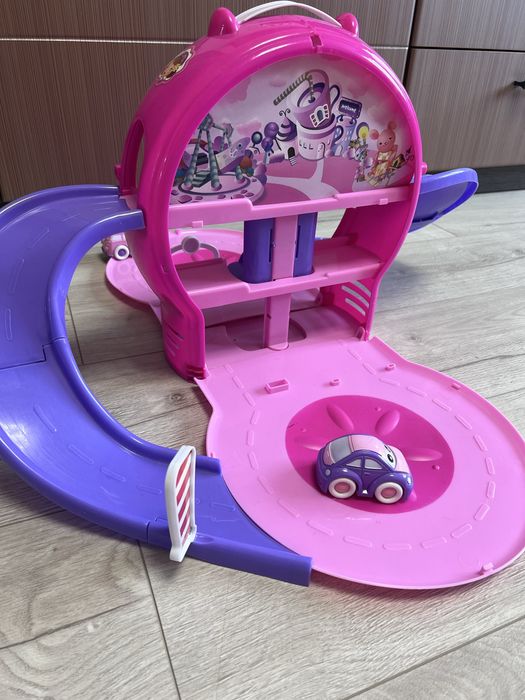 Яскравий трек для дівчинки з автомобілем і автобусом