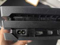 Sprzedam używaną konsolę PS4 Pro wraz z kontrolerem i grami.