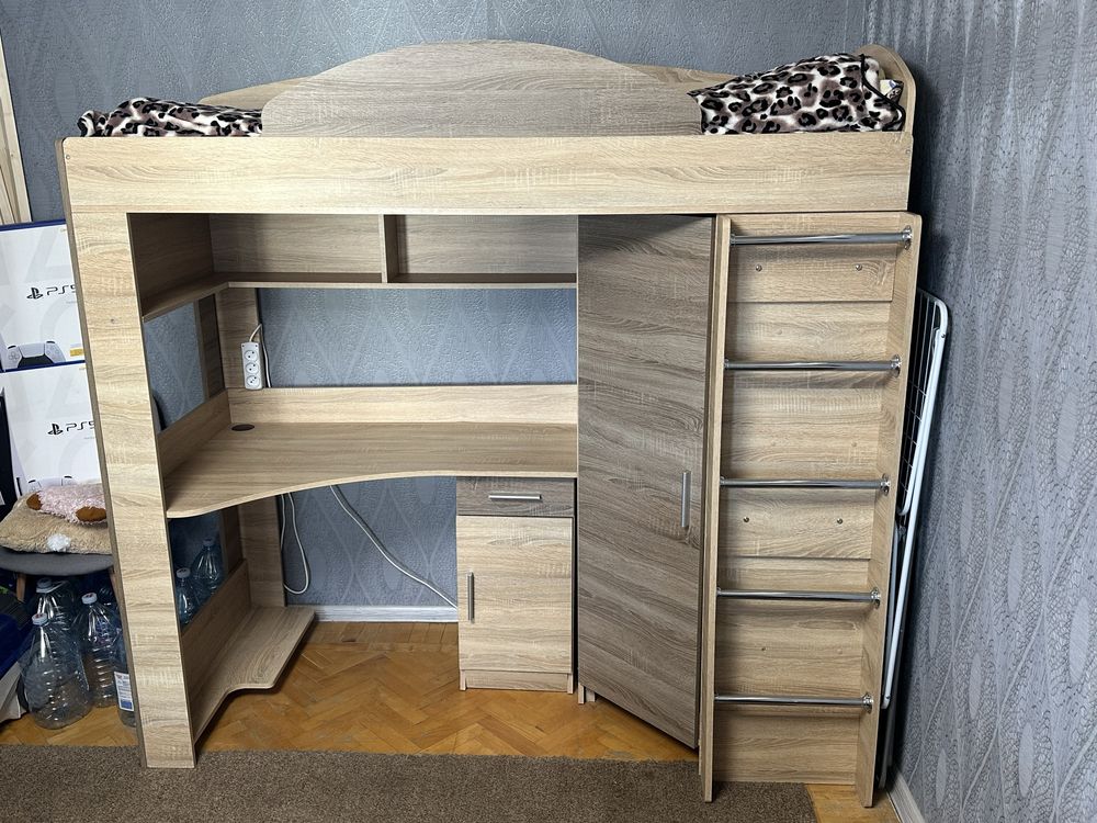 Кровать двухъярусная кровать со столом и шкафом