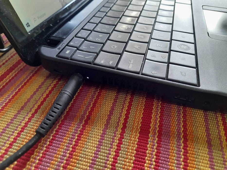 portatil compaq mini 110, equipamento com alguns anos.