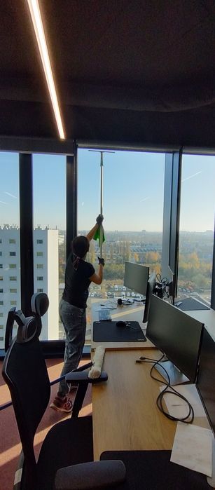 Mycie okien, witryn, szklanych balustrad i innych